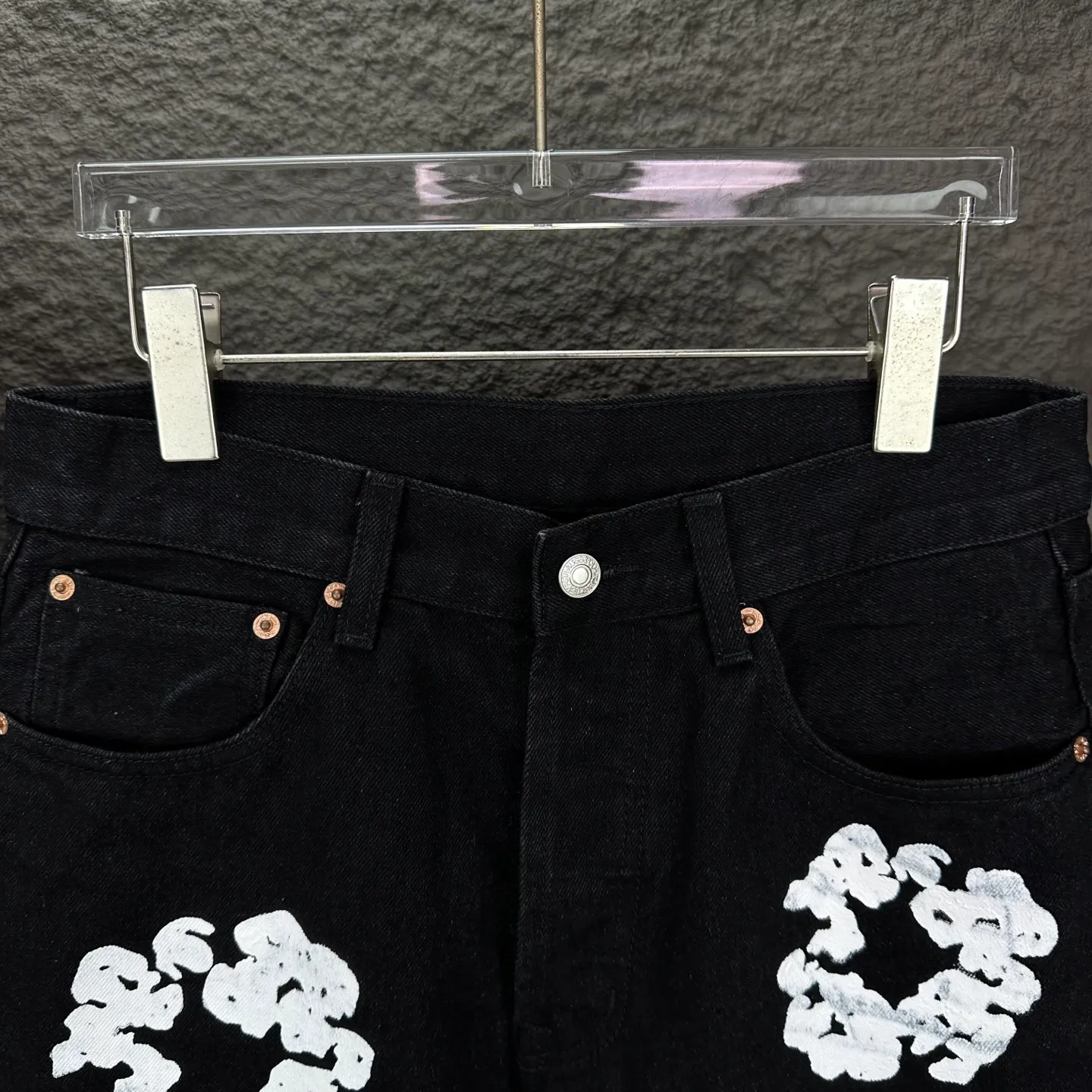 P230 Denim Tears 2025 new limited edition gem-inlaid kapok couples' washed jeans 🔥High version🔥High version🔥Top ceiling quality Styles with different washed textures are very friendly to people with thin legs and thick legs. The straight version is very flattering to the leg shape. Moderate length that never goes out of style, easy to match with casually, basic styling for various styles, a must-have in the wardrobe! The fabric is stiff but also makes the upper body soft without losing texture. The washing process is even more perfect. It is a must-have item for everyone! ! ! Washed wheat, hang tag, pants label, complete with three labels Color: black, blue, gray Size: 28, 30, 32, 34, 36 (five sizes)